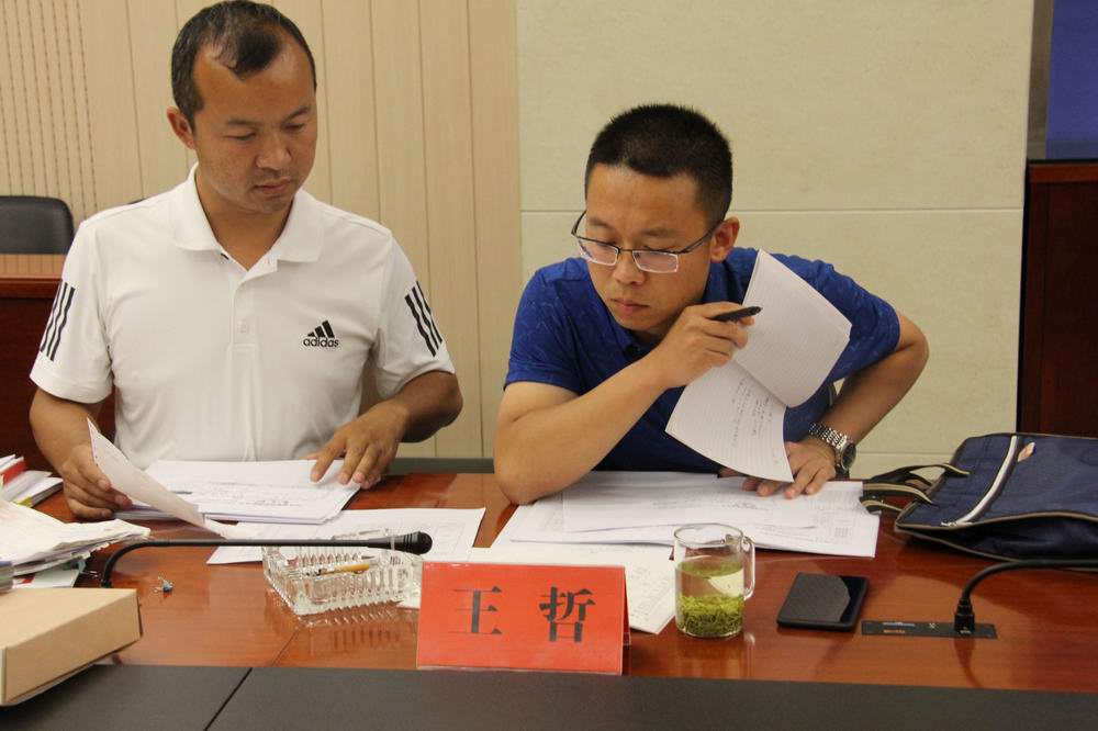 巡查人员在三门峡认真审查相关材料.jpg