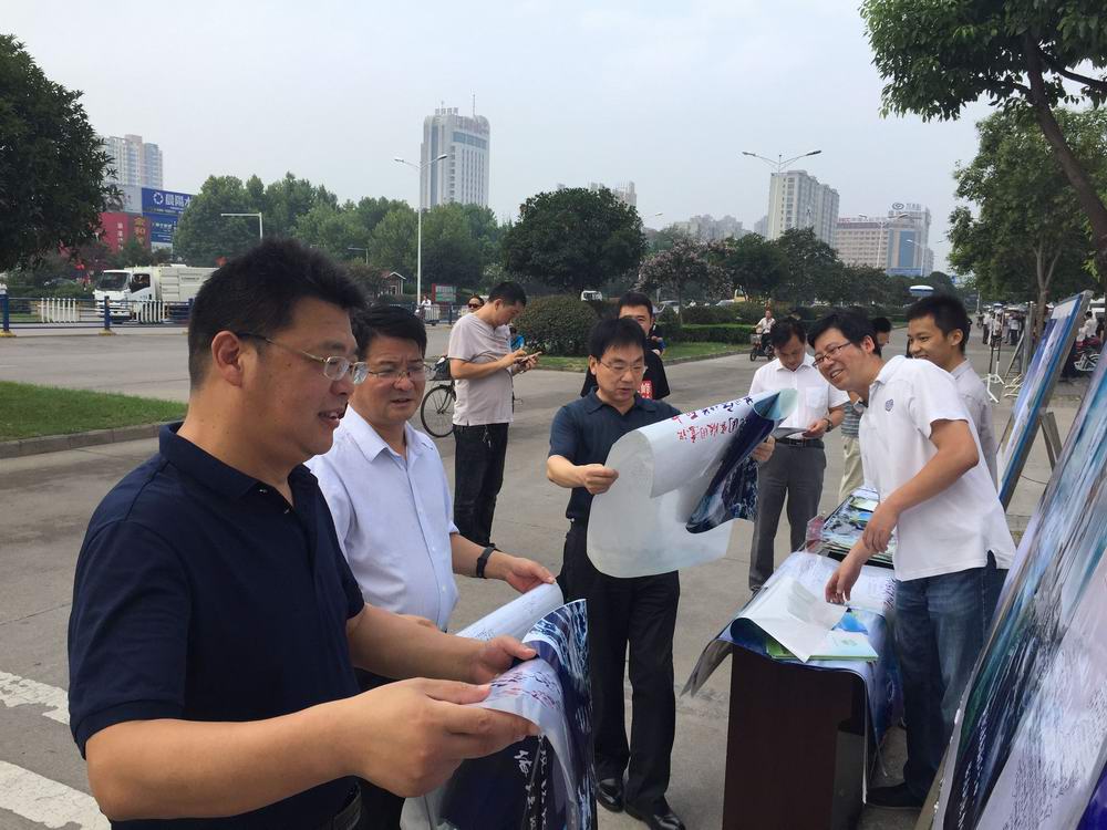 信阳市2018年测绘法宣传照片1.jpg