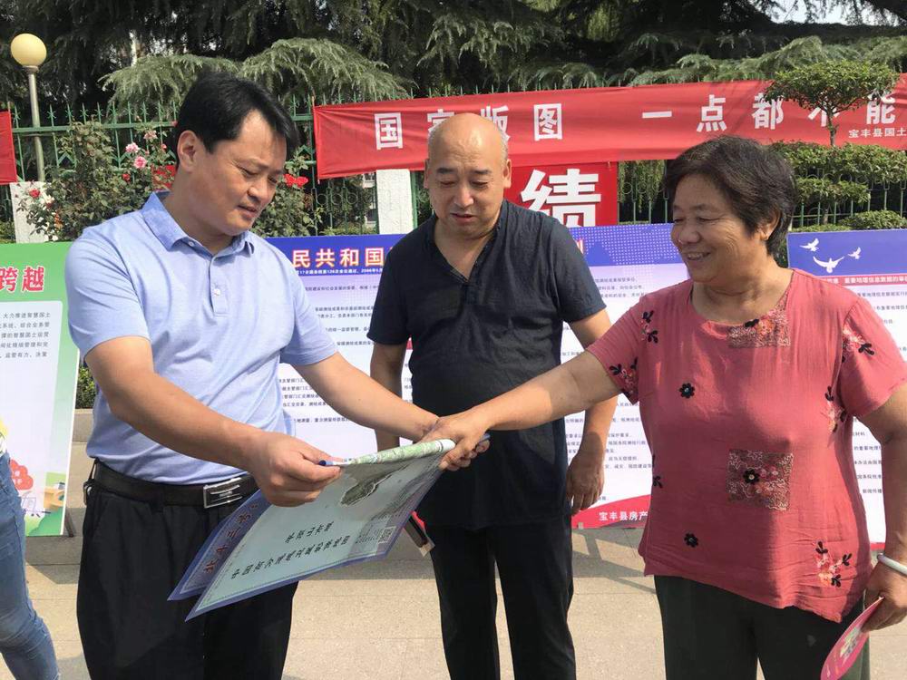 拍摄：袁真真。局长张义辉为市民发放地图.jpg