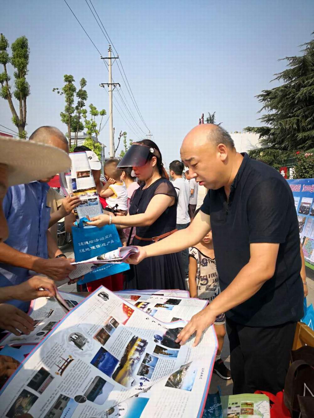 拍摄：柳锟鹏。副局长任德广为市民发放地图.jpg