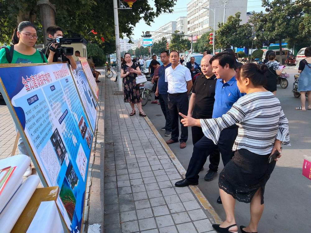 主管县长和国土局班子成员参与活动.jpg