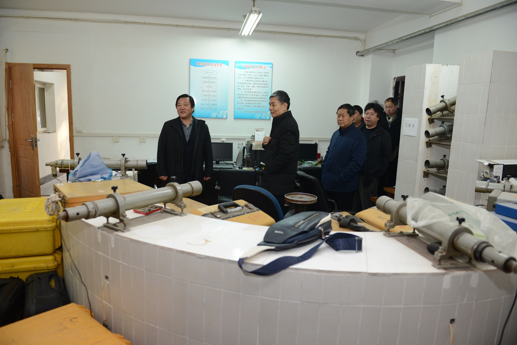 局党委一行看望慰问省测绘产品之间监督站仪检室干部职工.JPG