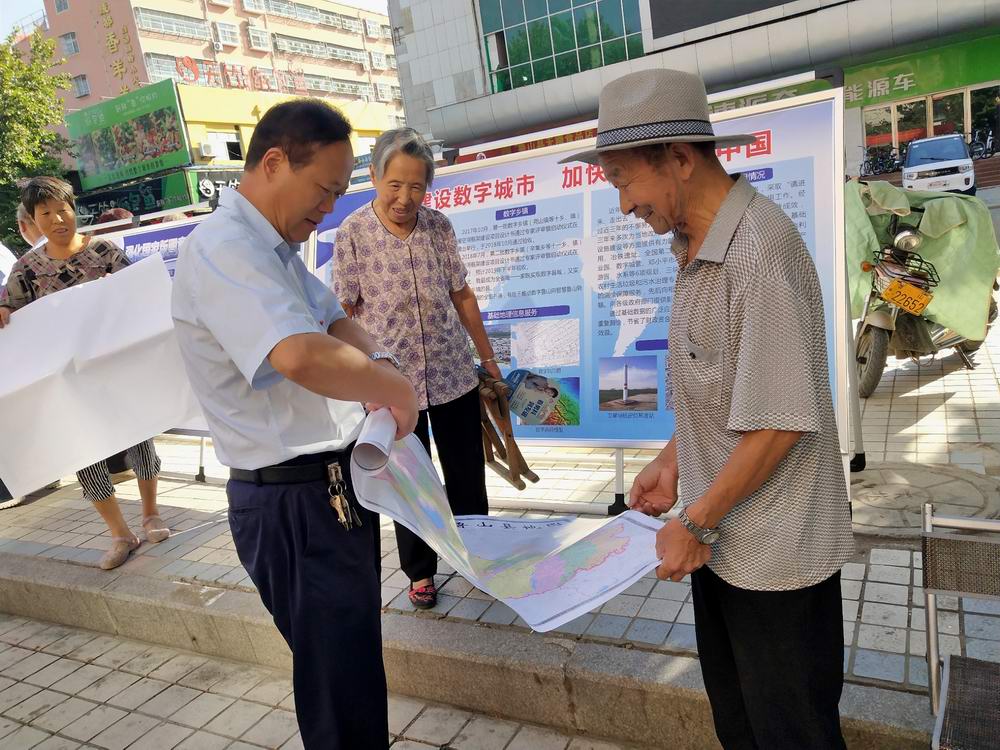 主管县长为群众发放地图2.jpg