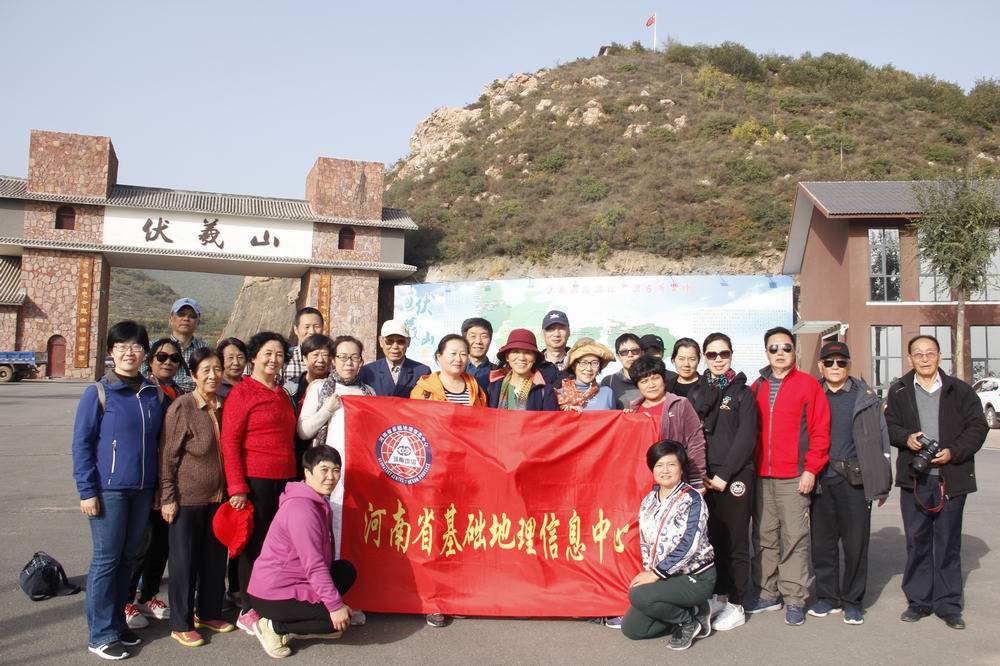退休职工秋游红石林1 - 副本.JPG