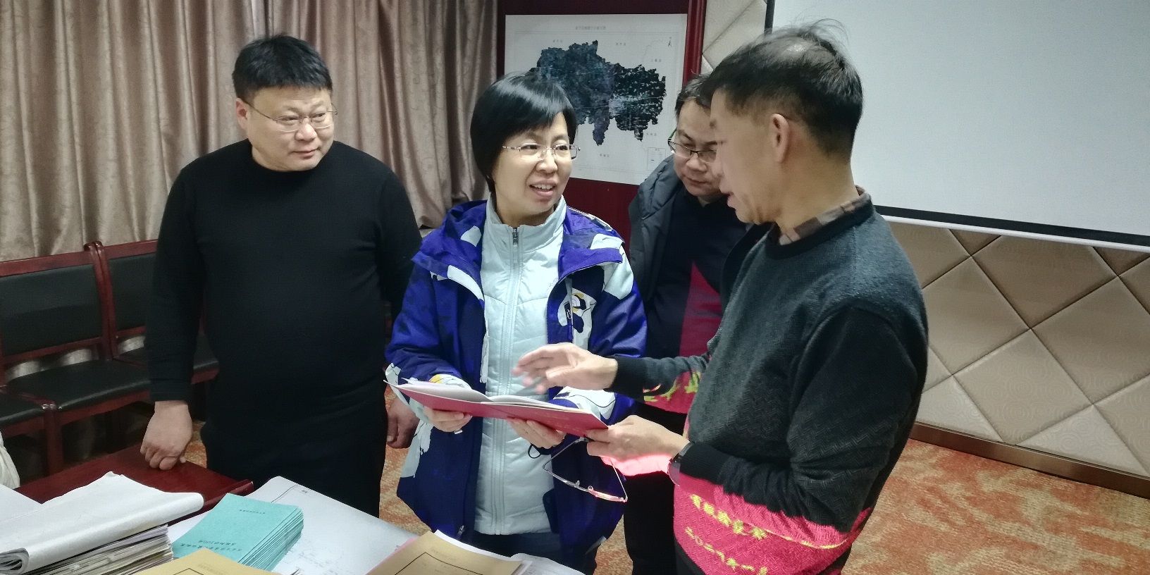 张春姣副局长查看项目成果资料.jpg