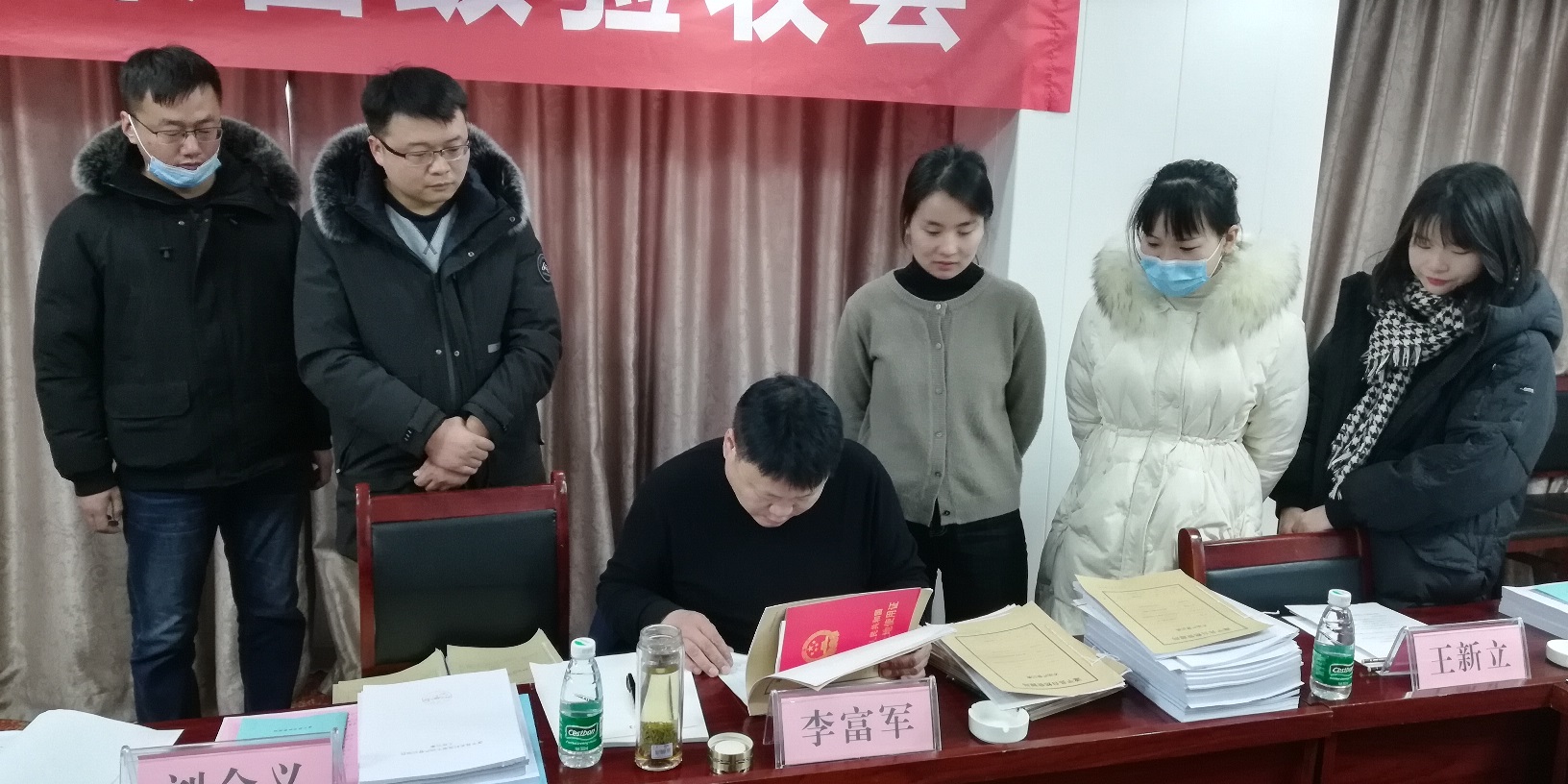 专家查阅档案资料.jpg