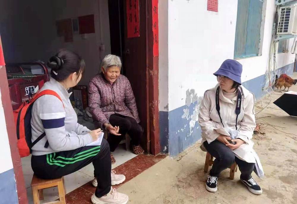 3采风团来到村民家中采访.jpg