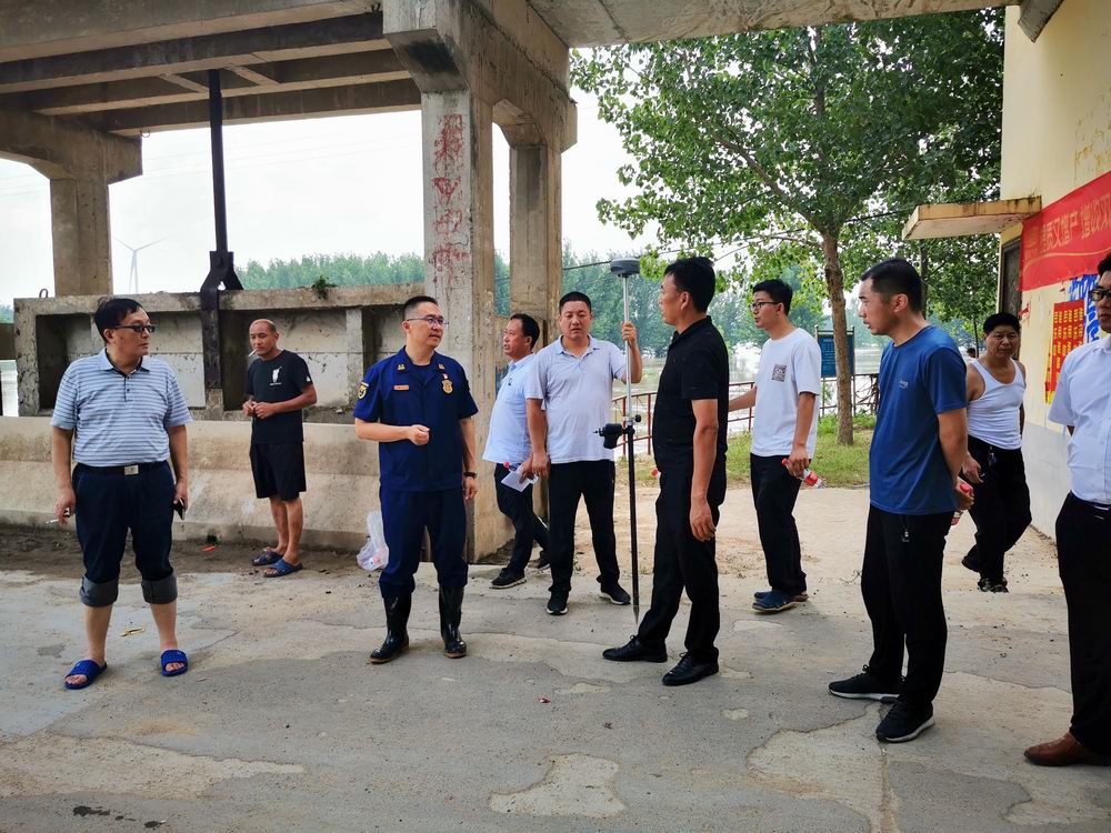 与当地防洪办了解汛情.jpg