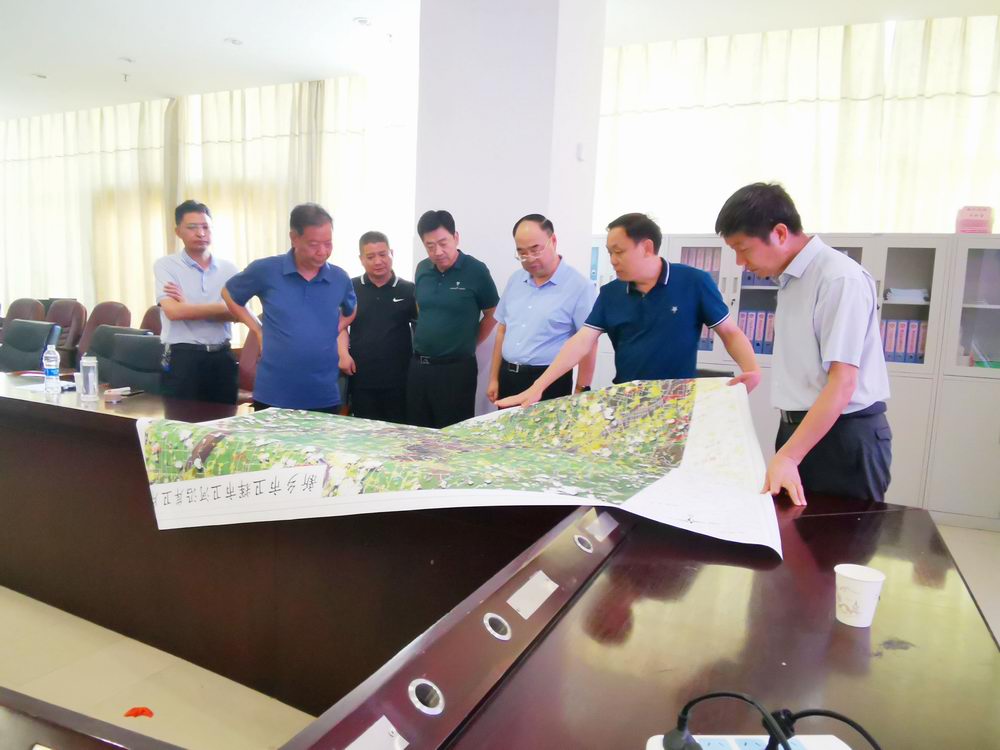 何晨书记到新乡慰问河南省基础地理信息中心新乡应急保障组2.jpg