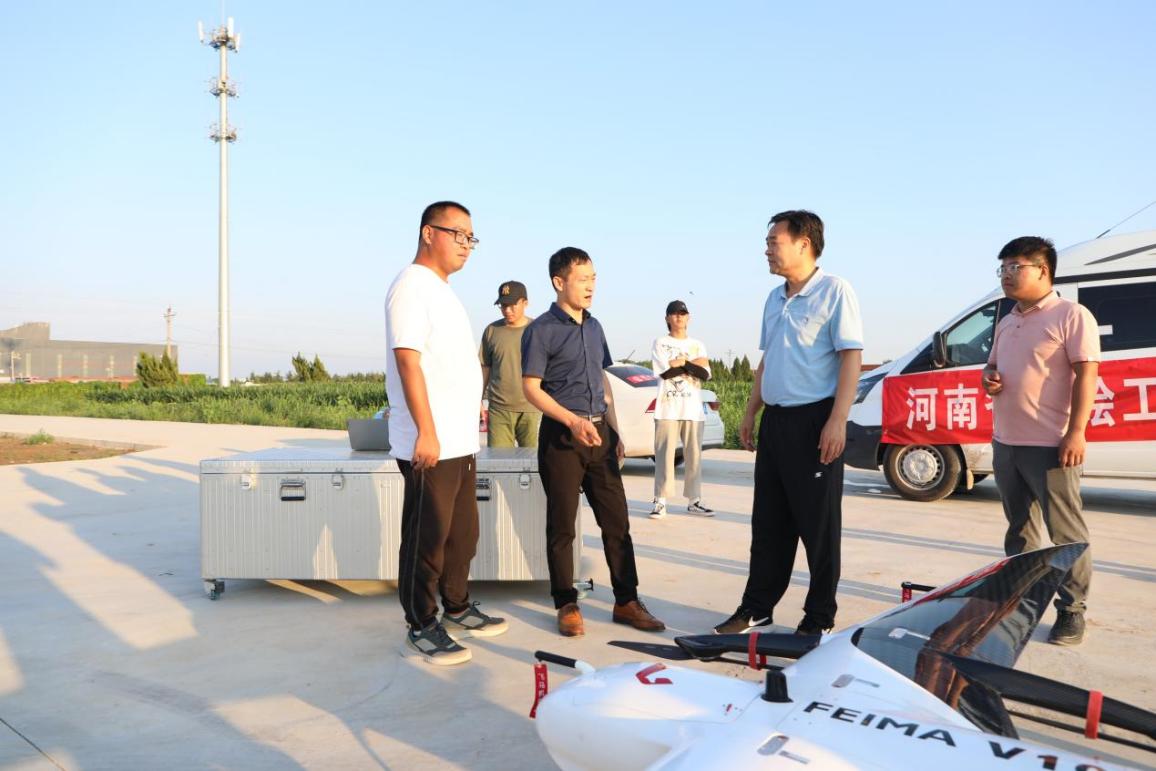 安阳市自然资源和规划局党组书记宁洪亮，副局长王军一行在崔家桥滞洪区了解航飞情况和当地分洪情况.jpg
