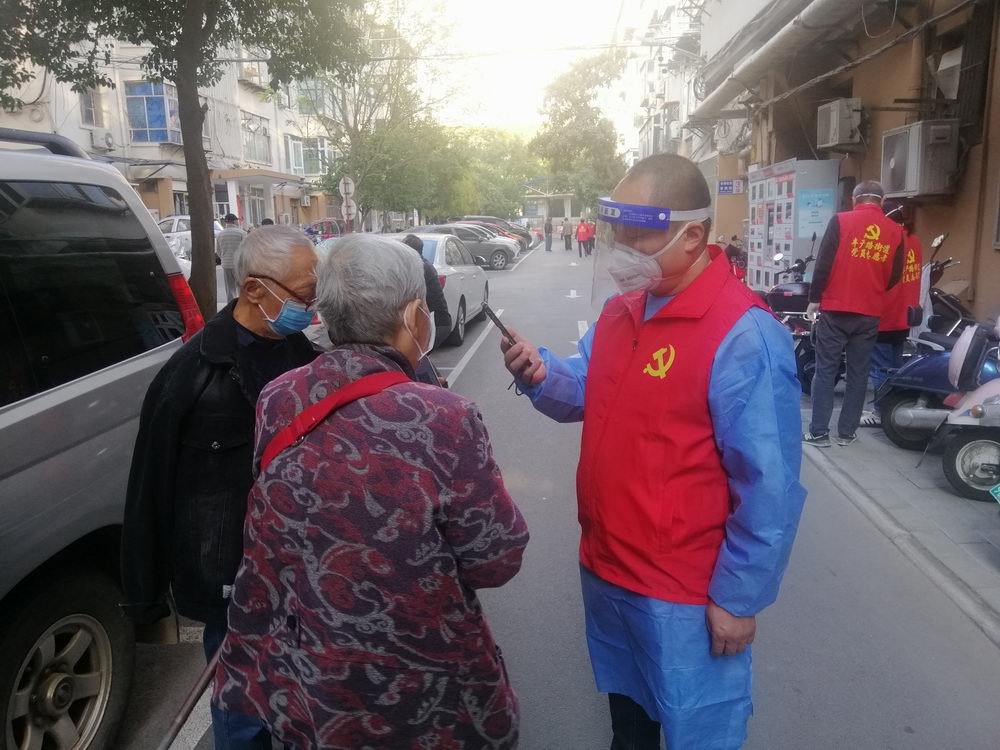 2022年10月19日 曹恒涛在政七街社区参加疫情防控志愿服务.jpg
