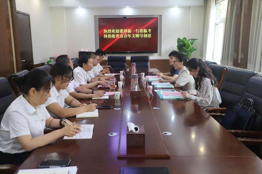 验收组听取汇报.jpg
