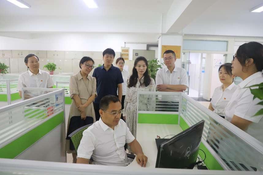 验收组实地查看时空大数据服务中心.jpg