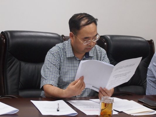 何晨宣读文件